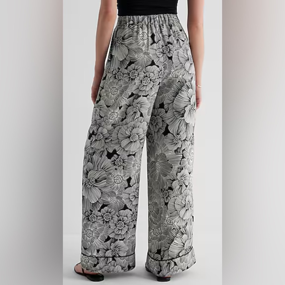Express Stylist Super High Waisted Pleated Wide Leg Pant Floral Pant size 6 - Picture 2 of 11